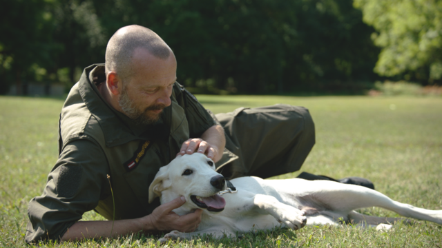 Die Hunde fühlen sich sichtlich wohl bei Robert Kratky. | Foto: Österreichisches Bundesheer