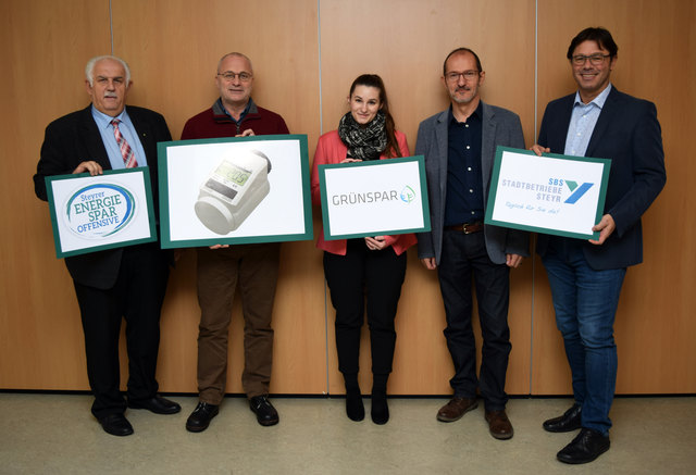 Vizebürgermeister Wilhelm Hauser (SBS-Aufsichtsratsvorsitzender), Helmut Pistek (Vereinsobmann des TSC Steyr), Jennifer Buhn, (Marketing Managerin der Fa. Grünspar GmbH), Rudolf Zappe (SBS-Energieberatung) und SBS-Geschäftsführer Peter Hochgatterer (v. l.) | Foto: SBS