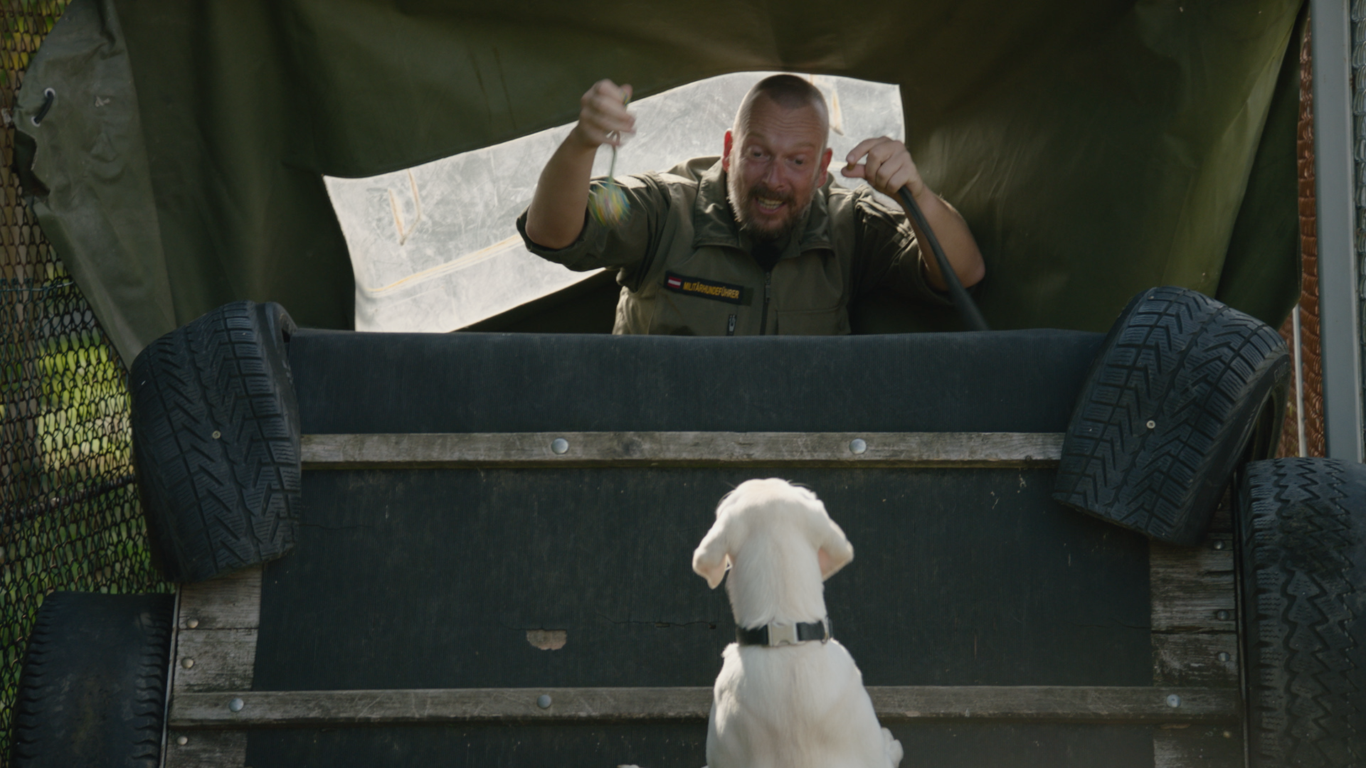 In der heutigen Folge macht Robert Kratky Bekanntschaft mit den Hunden des Militärs.
