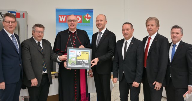 Roman Eder (li.), Pfarrer Carsten Marx, Bischof Ägidius Zsifkovics, Spartenobmann Martin Horvath, Vizepräsident Klaus Sagmeister, KommR. Ludwig Pall und Spartengeschäftsführer Bernhard Dillhof auf der Tagung der Transportwirtschaft in Oberwart. | Foto: WKO