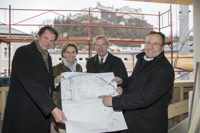 Besichtigen die Baustelle Chiemseehof: Josef Leitner, Landtagspräsidentin Brigitta Pallauf, Landeshauptmann Wilfried Haslauer und Urs Tanner | Foto: LMZ/Franz Neumayr/Leo