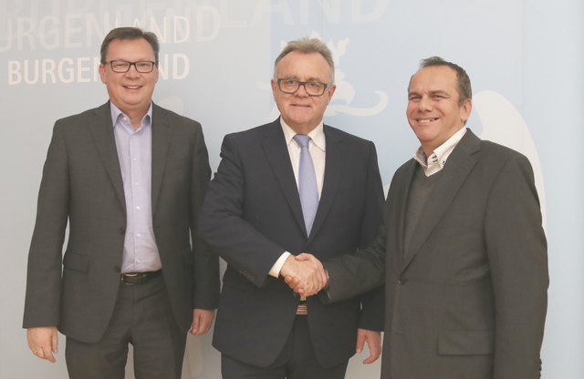 Sichtlich zufrieden: LR Norbert Darabos, LH Hans Niessl und Mag. Wilhelm Hübner, Leiter der Personalabteilung bei Schindler | Foto: BLMS
