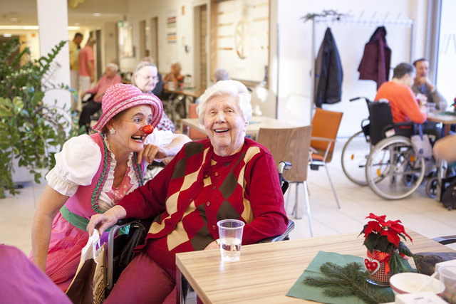 Rosa zaubert ein Lächeln auf die Lippen der Bewohner. | Foto: ROTE NASEN Clowndoctors