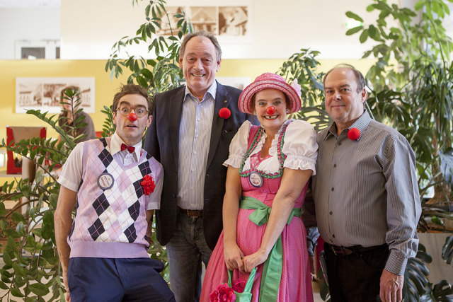 ROTE NASEN Clowns Bernhart und Rosa mit Bürgermeister Dieter Posch und Stv. Pflegedienstleiter Hermann Pichler (vlnr.) | Foto: ROTE NASEN Clowndoctors