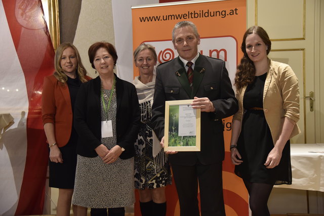 Maria Stelzer, Margit Helene Meister von Umweltbildung Niederösterreich, Brigitta Mitter, Michael Lehner und Unterkagererhof-Koordinatorin Viktoria Leibetseder mit dem Preis.