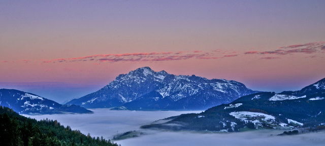 Das Birnhorn, 2634 m, thront mit seiner markanten Südwand über das Nebelmeer, welches Maria Alm, Saalfelden und Leogang überdeckt. links der Biberg, rechts Kronreith und Hochreith.