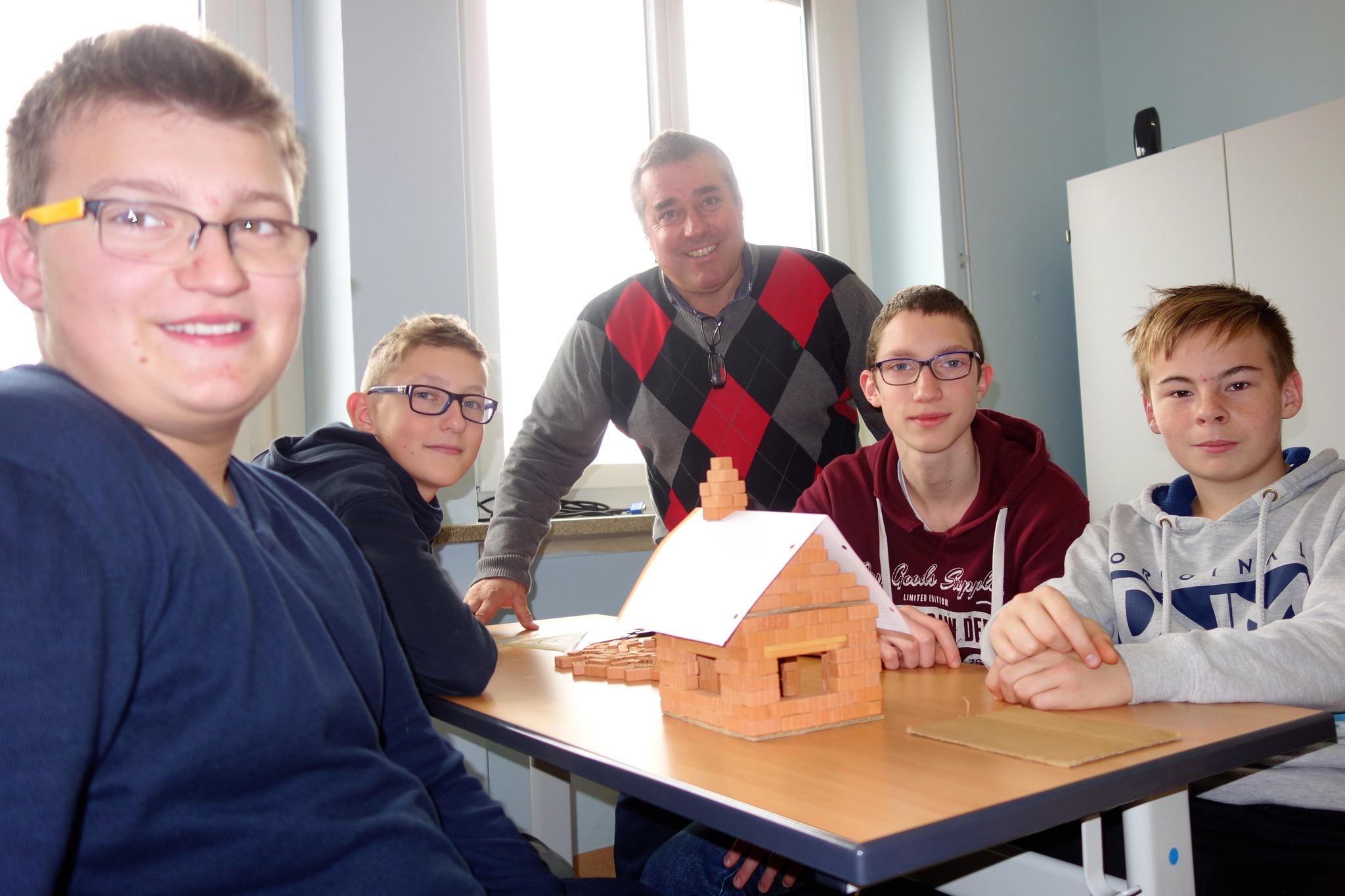 Erste Bekanntschaft mit dem Berufsbild des Maurers konnten Schler von zwei Polytechnischen Schulen schlieen. In Jennersdorf und Stegersbach informierte Stegersbach in Burgenland - Thema auf bubble-sheet.com