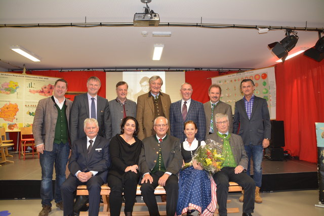 Frau Bezirkshauptfrau, der Neu-Ruheständler und die Lungauer Bürgermeister am Abschiedsfoto