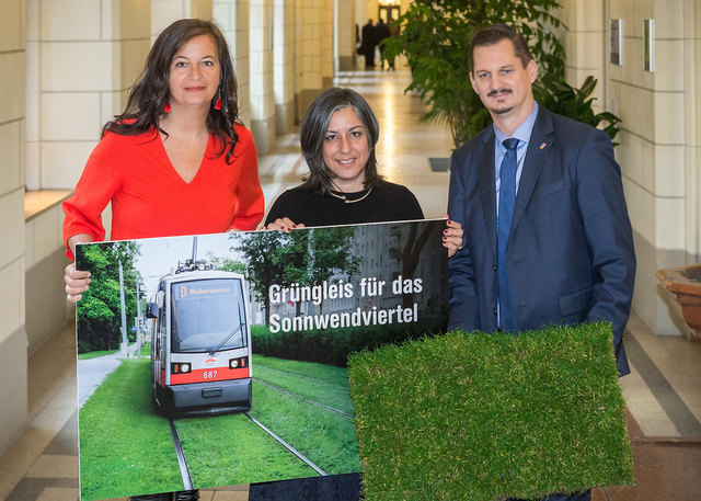 Stadträtin Ulli Sima, Vizebürgermeisterin Maria Vassilakou und Favoritens Bezirksvorsteher Marcus Franz (v.l.) präsentieren die "Rasen-Bim" fürs Sonnwendviertel.