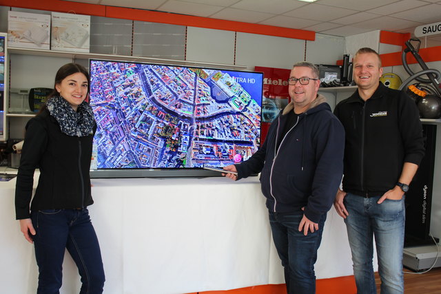 Joe Bergschober (Mitte) sowie seine Mitarbeiter Bernadette Kaiser und Helmut Uhrlich mit einem neuen OLED-Gerät.