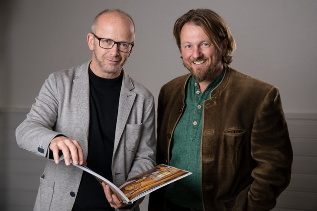 Autor Michael Fazokas und Fotograf Klaus mit ihrem neuen Buch. Als Grafiker agierte Cornel Mayr aus Saalfelden.