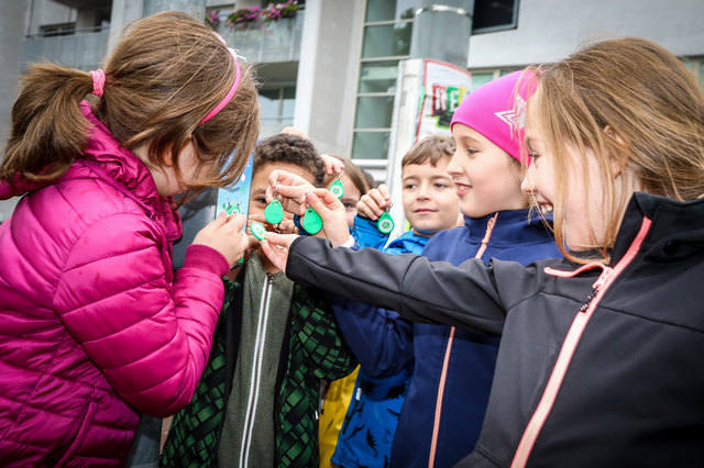 Jeder Schritt zählte: Mit den Chips registrierten die Kinder an fixen Punkten die Wege, die sie zu Fuß zurückgelegt haben. | Foto: Christian Fürthner