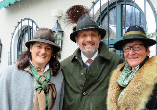 Andrea, Peter und Cili haben ihren Ehrenbruch, eine alte Jägertradition, schon auf dem Hut befestigt.