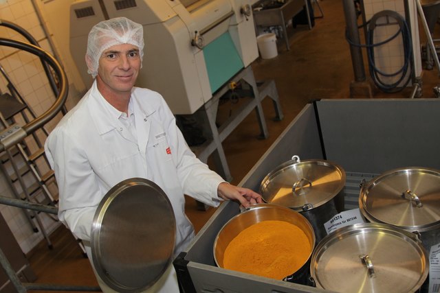 Die Zutaten für den Estragon Senf zeigt Geschäftsführer Jürgen Brettschneider in der Simmeringer Produktion.