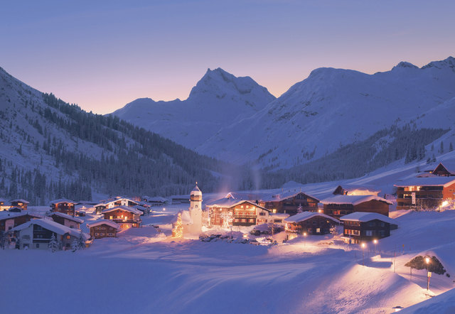 Heimatleuchten – Advent am Arlberg: Winterabend im Ortsteil Zug. | Foto: © Picturedesk / Ludwig Mallaun