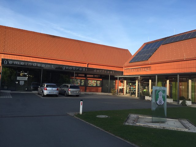 Das Gemeindezentrum in Großradl mit Bauamt, Dorfsaal, Kindergarten und Dorfcafe.