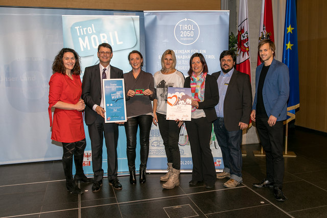 Urkundenverleihung_Blühende Straßen2017_ZirlBU: Bürgermeister Thomas Öfner, GR.in Sigrid Thomaser, Verena Kerschbaumer und Diana Scheiring vom Elternverein und Gemeindemitarbeiter David Grissmann (Mitte, v.l.) erhielten die „Blühende Straßen“-Urkunde von LHStv.in Ingrid Felipe und Projektleiter Michael Bürger.