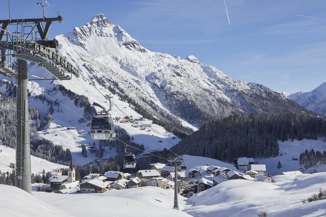 Am Fuße der neuen Dorfbahn liegt Warth. Im Hintergrund ragt markant der Biberkopf empor. Darunter liegt der Steeger Ortsteil Lechleiten. | Foto: Skilifte Warth