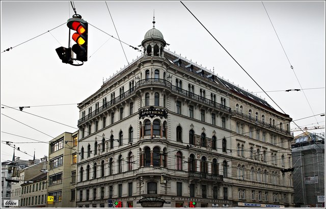 Miethaus, Apothekerhaus zur hl. Brigitta
Dieses markante Eckhaus mit überkuppeltem Eckerker in den Formen der deutschen Renaissance wurde 1894 von Anton Drexler-Anton und Josef Drexler erbaut. Die Einrichtung der Apotheke ist größtenteils noch original erhalten.