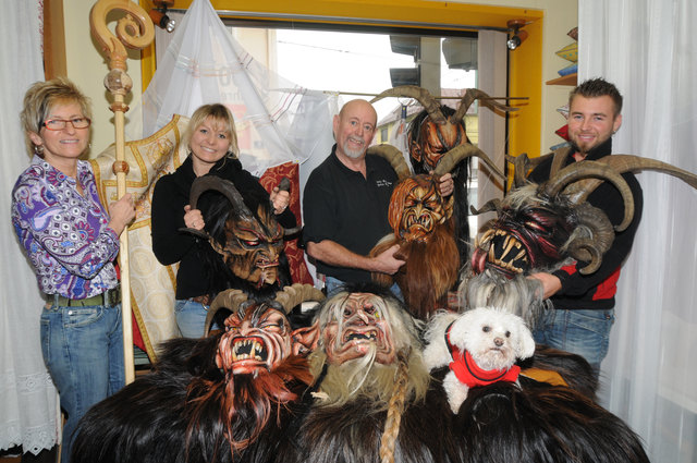 "Krampusfamilie" Brugger von der Altgnigler Krampus Pass: Mutter Susi, Tochter Nici, Vater Hans und Sohn Hannes. Der Gnigler Krampuslauf ist am 2. Dezember.