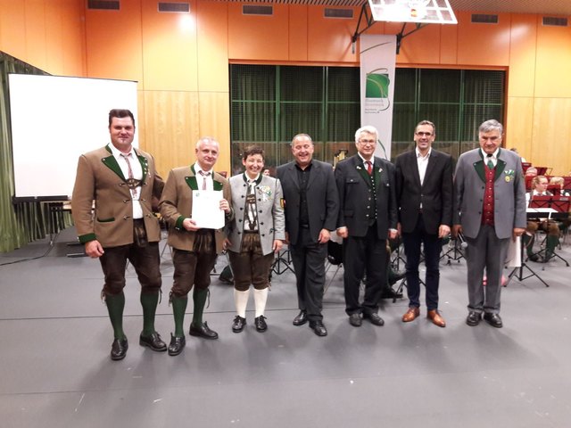 Obmann Markus Haas und Kapellmeister Rudi Vulc nehmen die Urkunde von der Bezirksleitung sowie von der Fachjury entgegen.