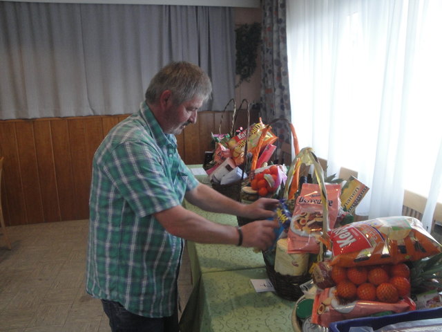 Referent Toni Edelmann beim Sachpreise richten. | Foto: KK