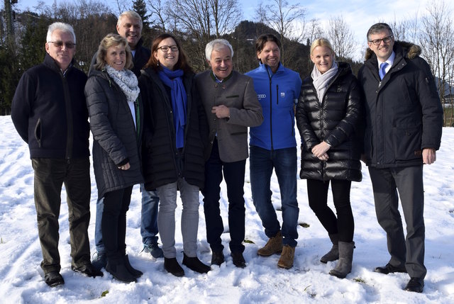 Wilfried Leitzinger (Vize-Obm. KSC), Monika Schönsgibl (Leiterin Kindergarten), Ernst Hinterseer jun. (Skischule Rote Teufel), Barbara Jenewein (Direktorin der Volksschule), Josef Burger (GF Bergbahn AG), Manfred Hofer (Skischule Element 3), Kathrin Schlechter (Kitzsport) und Bgm. Klaus Winkler beim Pressegespräch zu den Gratis-Skikursen in Kitzbühel.