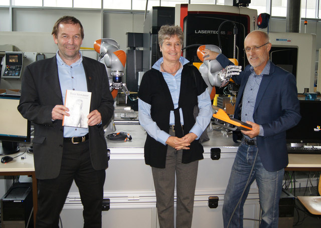 Toni Innauer (re.) mit Ingeborg und Günter Hendorfer (Dekan) im Welser FH-Center for Smart Manufacturing.﻿ | Foto: FH OÖ