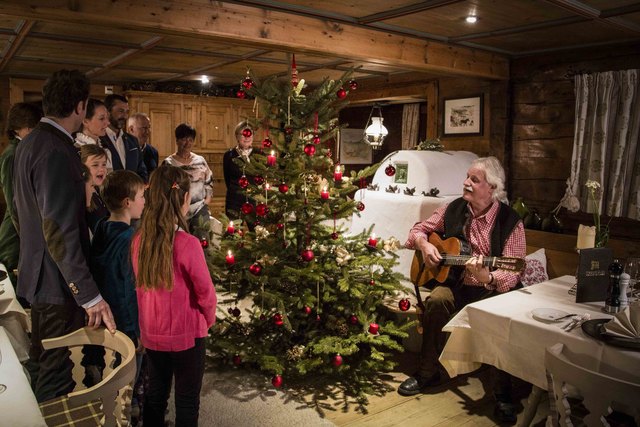 Weihnachten im Hotel Madlochblick mit den Hausgästen und Konrad Huber. | Foto: © ServusTV / epofilm