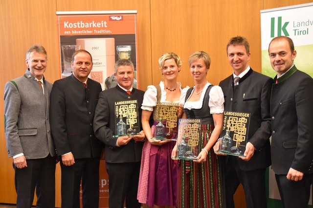 Tiroler Schnapsprämierung: Die vier Landessieger mit Juen, Geisler und Hechenberger.