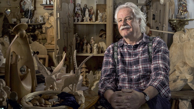 Konrad schnitzt die Krippenfiguren für die Weihnachtskrippe in Zug. Er erzählt uns warum die Krippenfiguren.
fuer ihn eine ganz persoenliche Bedeutung haben. | Foto: © ServusTV / epo-film