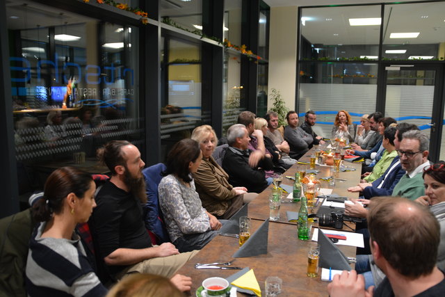 Gute Stimmung und Diskussion: Vorstand und Mitglieder der Aktionsgemeinschaft mit GV Alexander Schatz (2. v. re.).﻿
