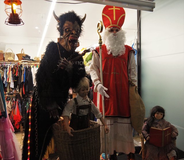 Die schlimmen Buben werden also vom Krampus in den Korb gesteckt und die Mädels sind wie immer brav, darum kümmert sich auch der Nikolaus um sie! Das lernen wir in der Auslage des Kostümverleihs in Aigen-Schlägl im Mühlkreis:))))!