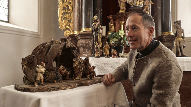 Pfarrer Jodok Müller erzählt seine persönliche Interpretation der Geburt Jesu in der Krippe. | Foto: © ServusTV / epo-film