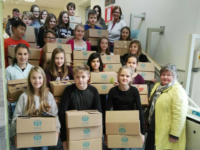 Auch heuer haben sich wieder viele Schülerinnen und Schüler der NMS 1 Deutschlandsberg an der Weihnachtsaktion „Kinder helfen Kindern“ beteiligt und Pakete für Kinder in extrem armen Gegenden Osteuropas zusammengestellt. 
Heuer werden diese nach Albanien und Lettland verschickt. | Foto: NMS