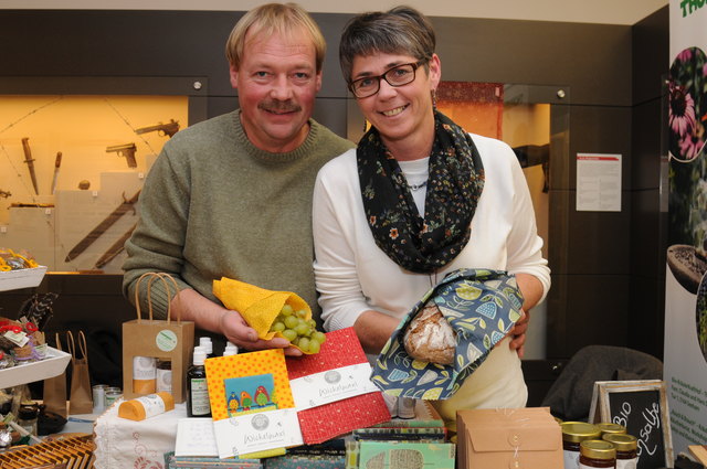 Hans und Claudia Dirnberger haben "Wickewaxi" erfunden – das mit Bienenwachs imprägnierte Frischhaltetuch für Lebensmittel.