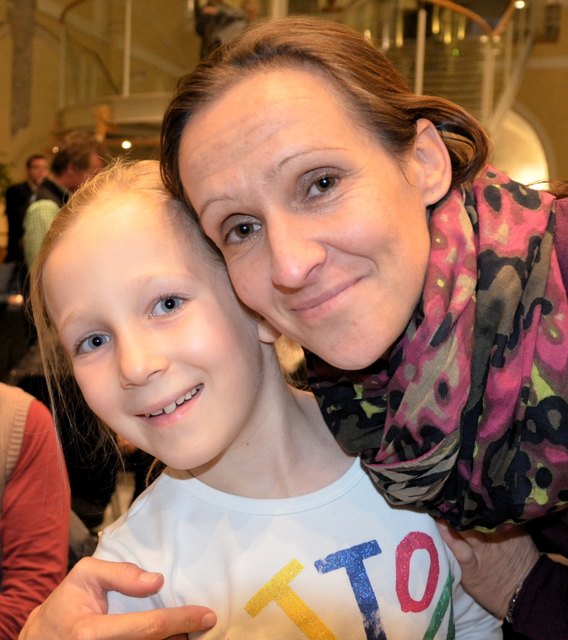 Verena mit Mama Denise Hofer, deren andere Tochter Sarah auf der Violine im Orchester brillierte