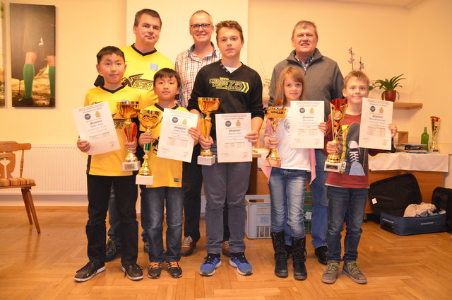 Foto: Bowen Wang (2.), Sieger Jiawen Wang, Mihajilo Ilijic (3.), Julia Fabian (1. Mädchen) und Georg Gressenberger (1. Kategorie U8)
mit Sven Aurich, Franz Fröhlich und Wolfgang Heinisch