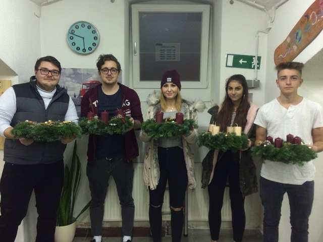 Rot, Golf, Weiß - in allen Farben: Jugendliche banden im Jugendzentrum Fürstenfeld ihren eigenen Adventkranz.