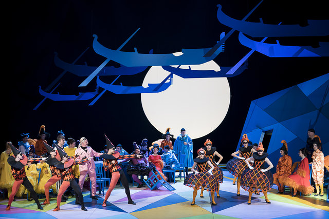 Das Ballett und der Chor der Oper Graz zeigen was sie können.