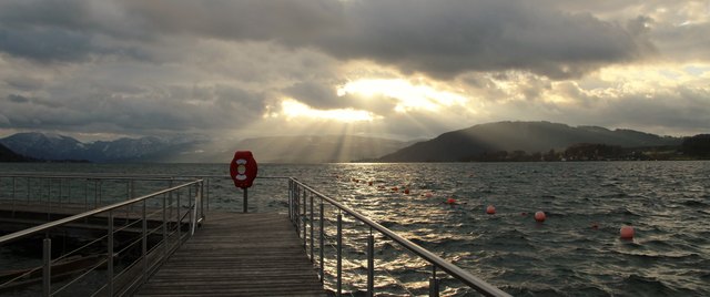 Eine besondere Stimmung heute bei der Schiffsanlegestelle in Seewalchen am Attersee