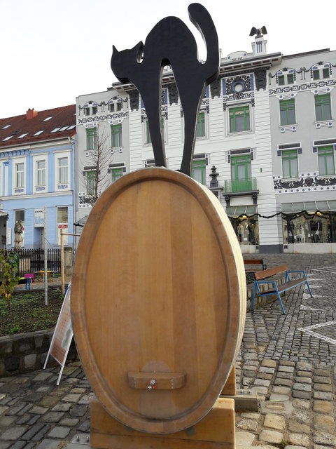 Günter Stockingers „Kellerkatze“ kehrt am 1. Dezemeber zurück auf den Hollabrunner Hauptplatz.                                            Foto: Manfred Breindl