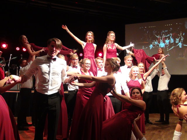 Akrobatisch und glänzend war die atemberaubende Polonaise beim Maturaball der 8.a Klasse des BG&BRG Leibnitz im Kulturzentrum.