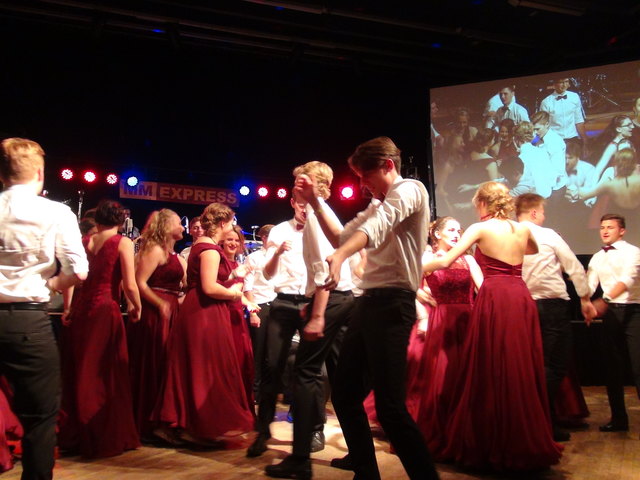 Eine sehenswerte Tanzperformance legten die 16 Tanzpaare beim "goldenen" Maturaball der 8.a Klasse des BG&BRG Leibnitz auf das Parkett des Kulturzentrums Leibnitz.