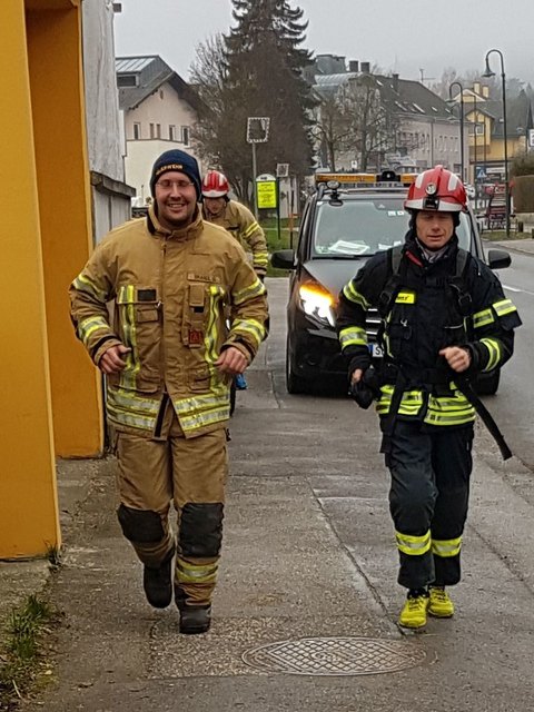 10 Feuerwehrmänner liefen in voller Montur, inkl. Atemschutzflasche von Bregenz bis nach Wien um Spenden für die Kinderkrebshilfe zu sammeln. Auf ihrem Weg durch Pressbaum begleitete Sie ein Läufer der FF-Pressbaum. Spenden Sie auf das Konto AT83 2040 4000 4190 7510 oder online unter http://www.austrian-firefighterrun4kids.at/