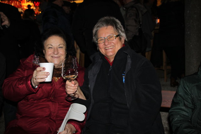 Traude Lang, die gute Seele des Christbaumdorfes, mit Marlies Führlinger
