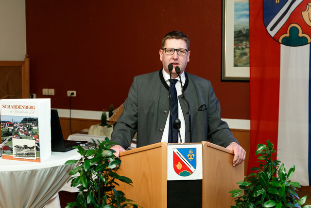Schardenbergs Kulturausschuss-Obmann Josef Fasching. Er hat die Gestaltung des Heimatbuches koordiniert. | Foto: Christian Bauer