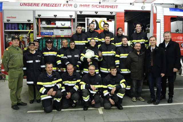 Die Bgm. Wolfgang Dolesch und Wolfgang Eder sowie BR Thomas Gruber gratulierten den Feuerwehrkameraden. | Foto: FF Neudau-Neudauberg