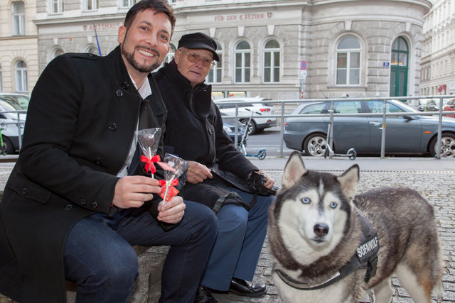 Anton Längl (r.) bekommt ein Schoko-Herz von Rumelhart, denn er räumt die Hinterlassenschaft seiner Hündin Banja vorbildlich weg. | Foto: BV6