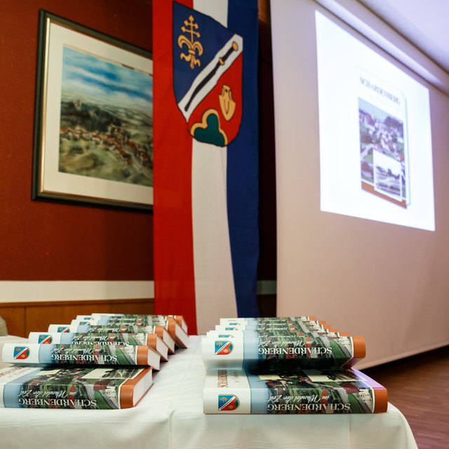 Das erste Schardenberger Heimatbuch umfasst 624 Seiten ist dreieinhalb Kilogramm schwer und wurde mit 1300 Bildern gestaltet. | Foto: Christian Bauer